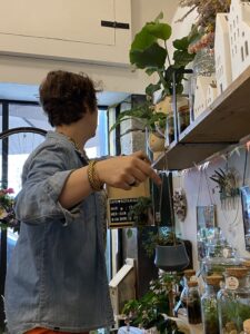 Marion décore son café-fleurs à Lyon avant la fête des mères.