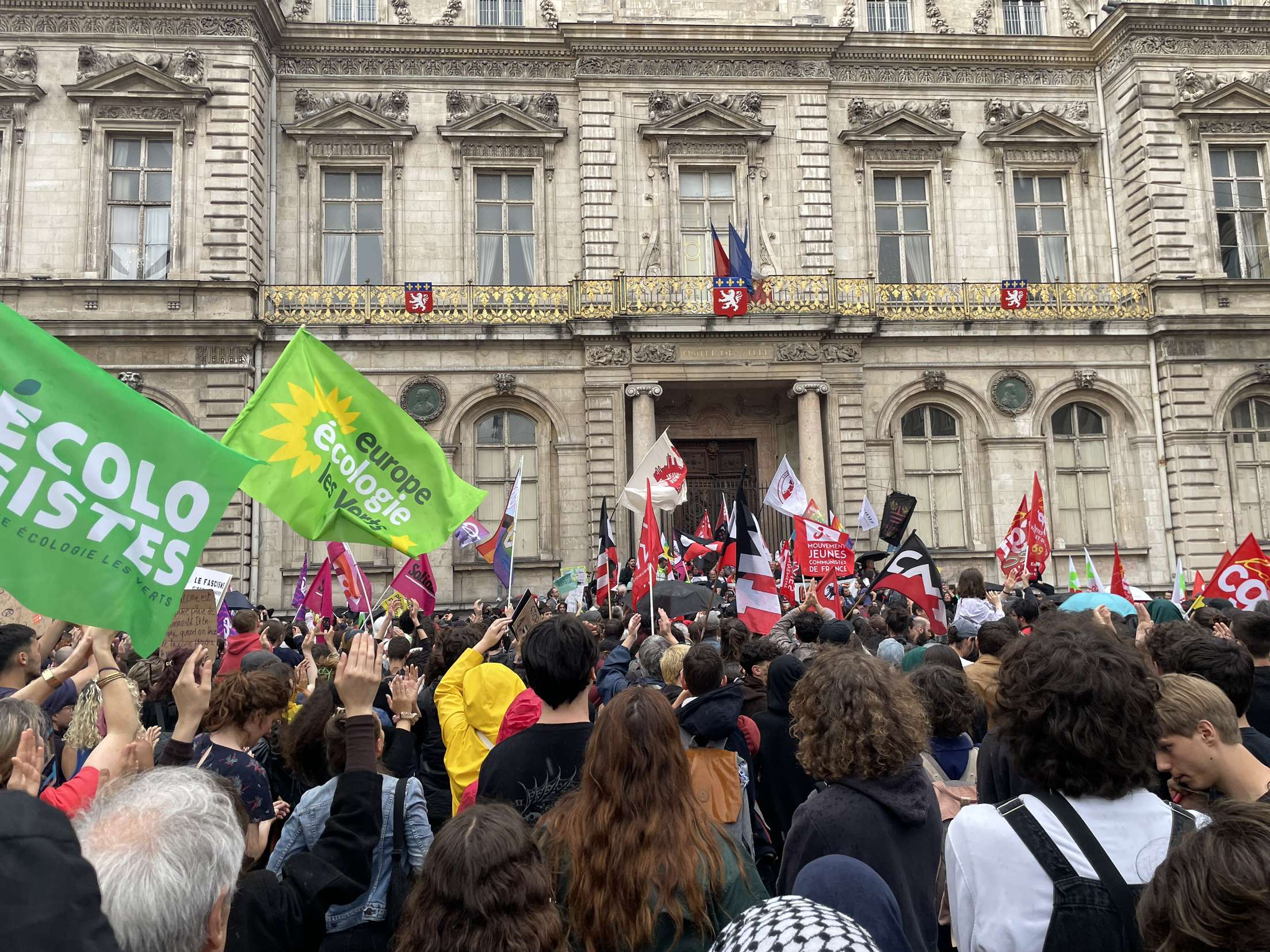 Les élections législatives arrivent et les lyonnais étaient près de 15 000 à manifester place des Terreaux à Lyon contre le RN