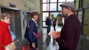 Un militant du Nouveau Front Populaire distribue des tracts sur le marché de Saint-Jean-de-Maurienne.