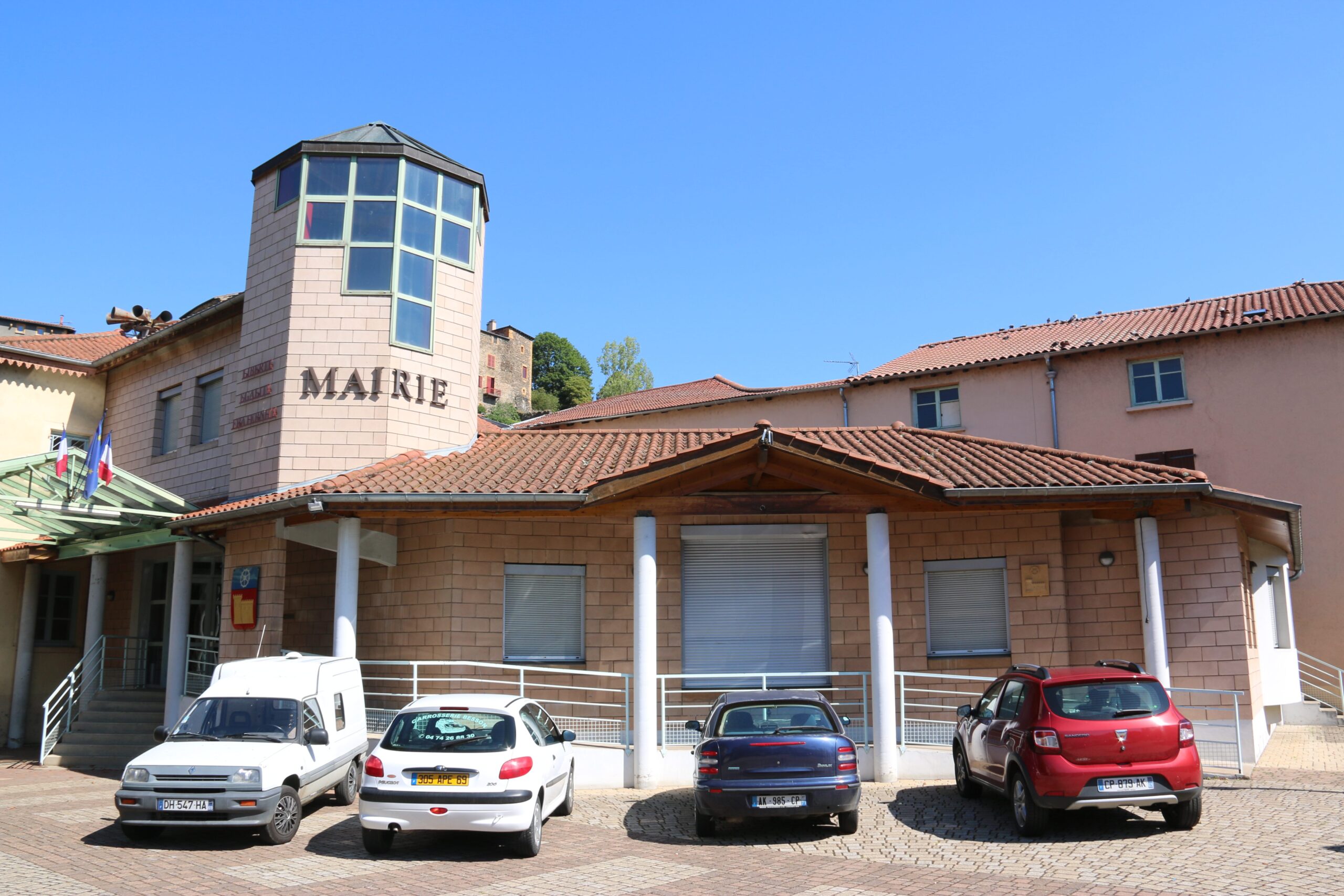 Mairie de Sain-Bel à deux semaine des élections.