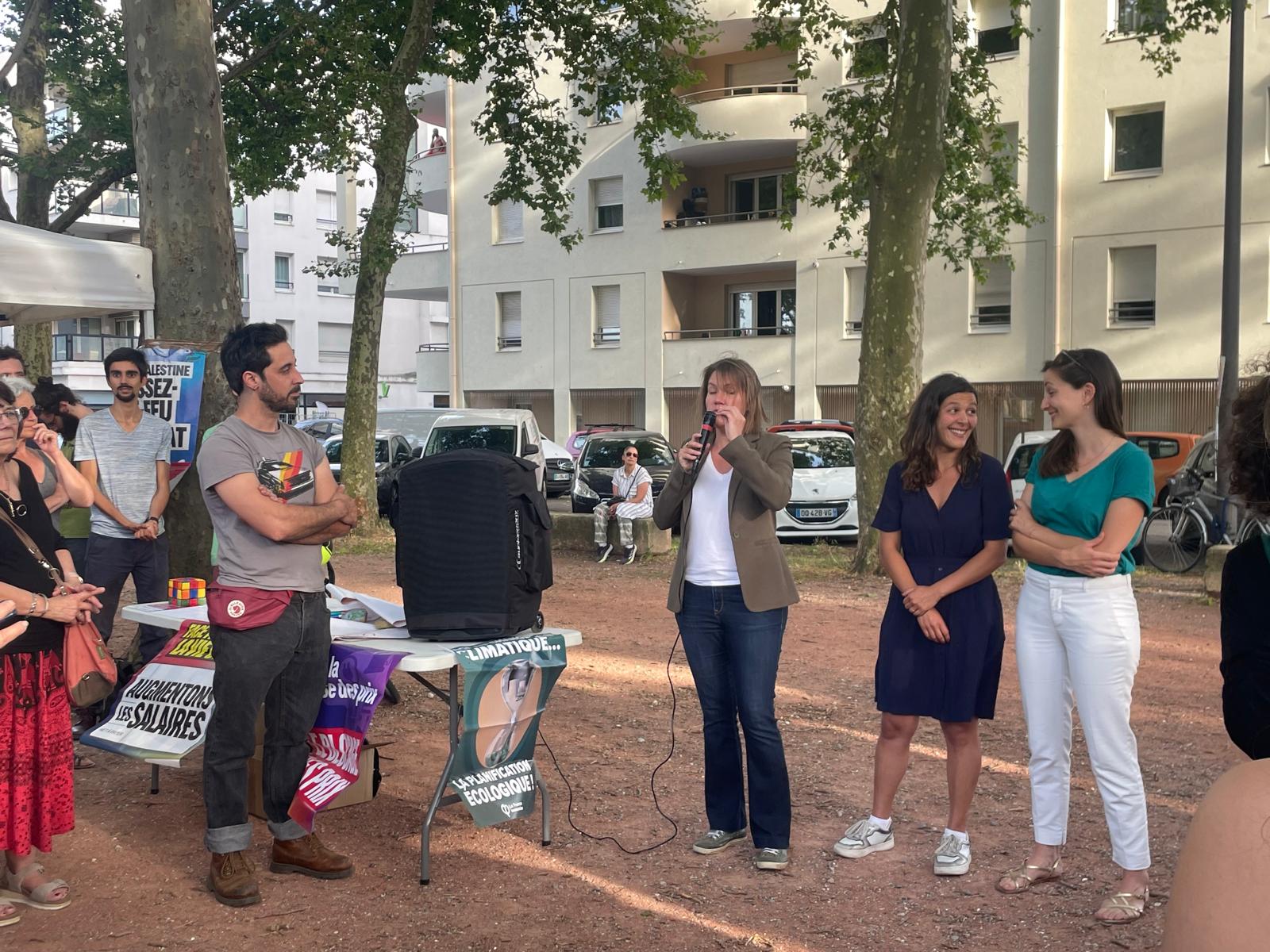 Marie Charlotte Garin, Nadine Georgel (maire de Lyon 5) soutiennent Anaïs Belouassa Cherifi dans sa campagne pour le Front Populaire sur la place Jean Jaurès.