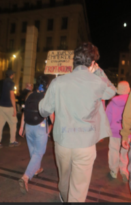 Antoine, 20 ans, venu manifester pancarte à la main.