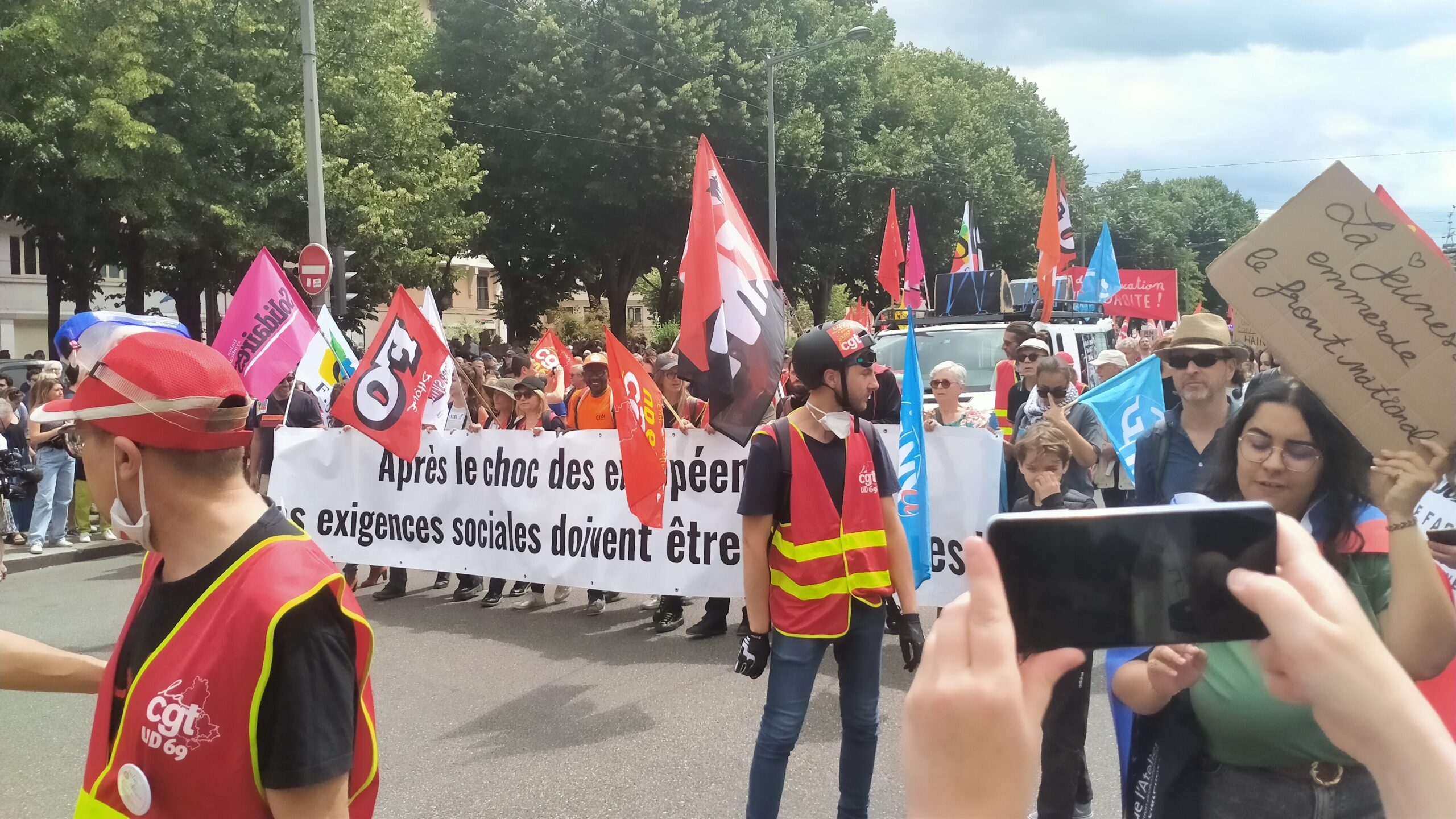 Les syndicats manifestent contre l'extrême-droite