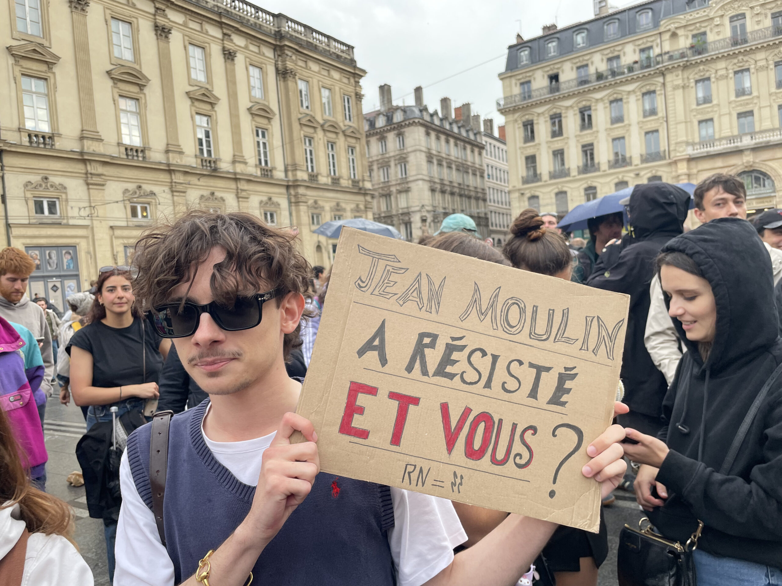 Gauthier, un jeune qui manifeste contre l'extrême droite.
