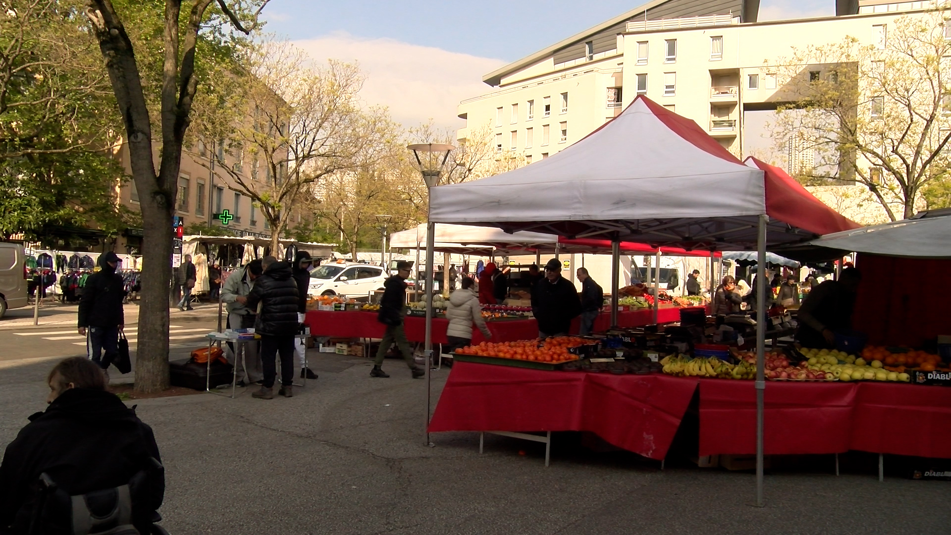 Marché de Vaise ou le militants de gauche on tracté pour le Nouveau Front Populaire