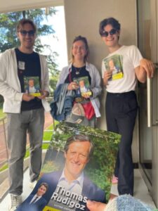 Tractations pour les législatives dans les immeubles de la circonscription de Thomas Rudigoz.