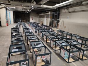 Les urnes alignées attendent leur vérification et le transports aux bureaux de vote. L'organisation des élections à Villeurbanne.