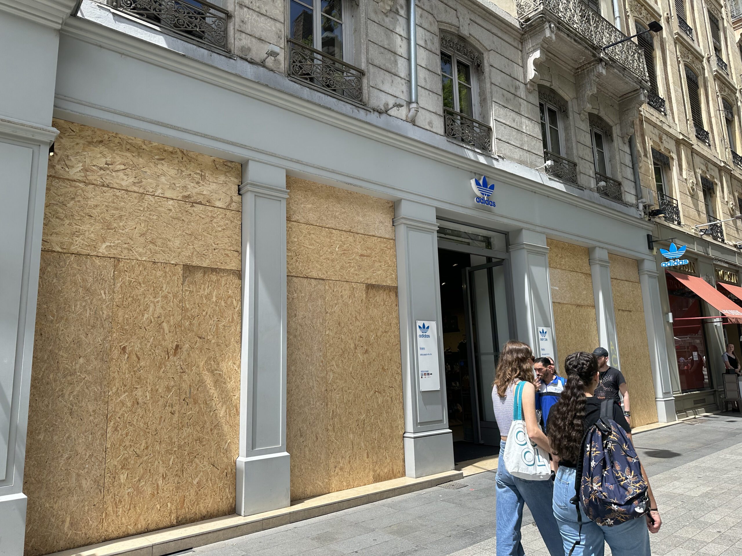 Plusieurs magasins de la Presqu'île se barricadent dans l'attente du second tour des élections législatives.