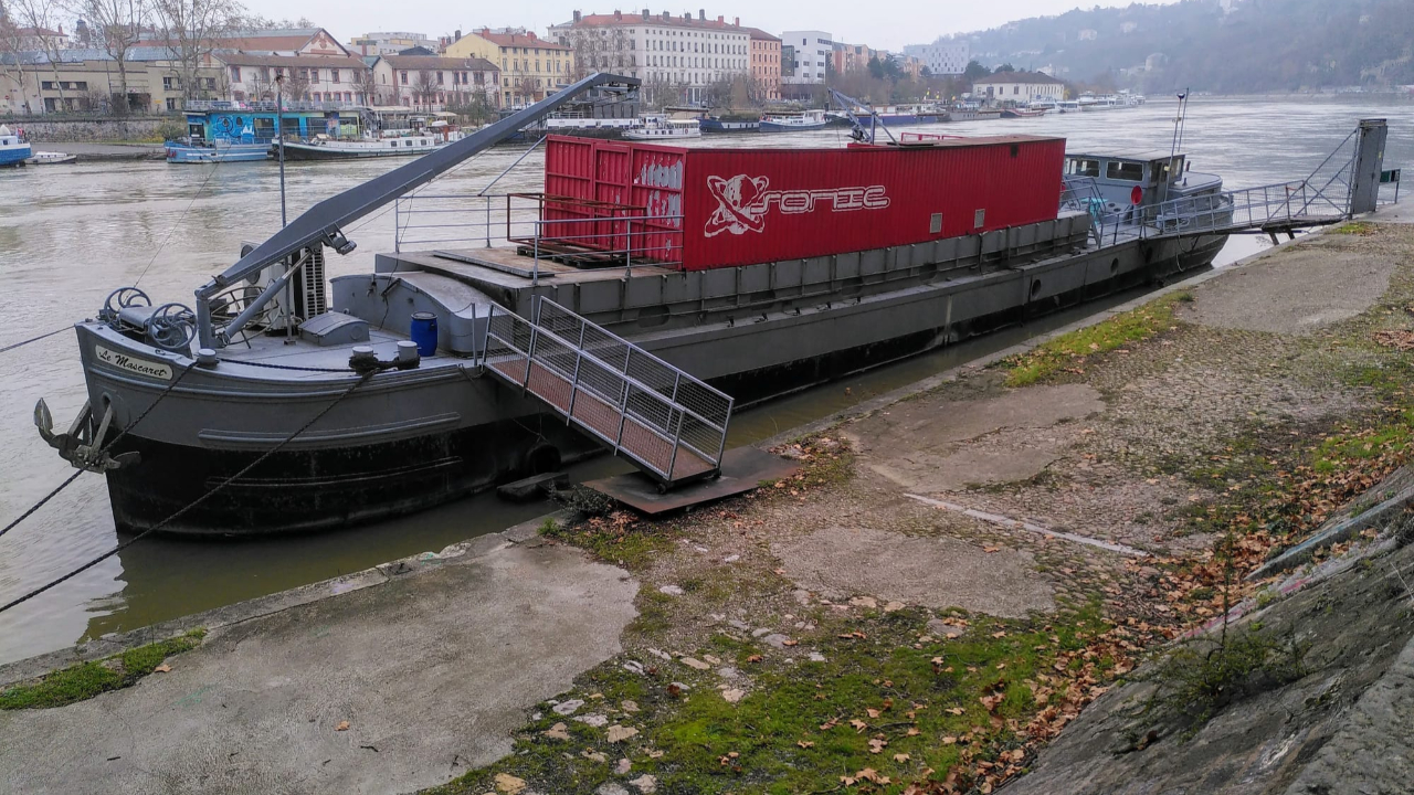 Le Sonic fait partie des péniches bars de Lyon. ©DR