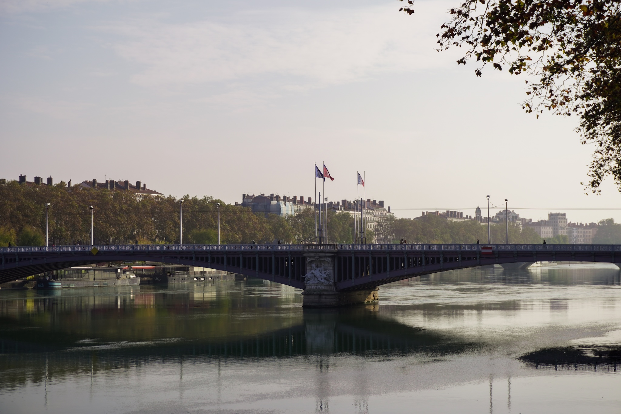 Le Rhône, fleuve emblématique de Lyon, pourrait retrouver ses baigneurs dès 2027 grâce au projet de réouverture des zones de baignade en ville. ©Emy Noailhat