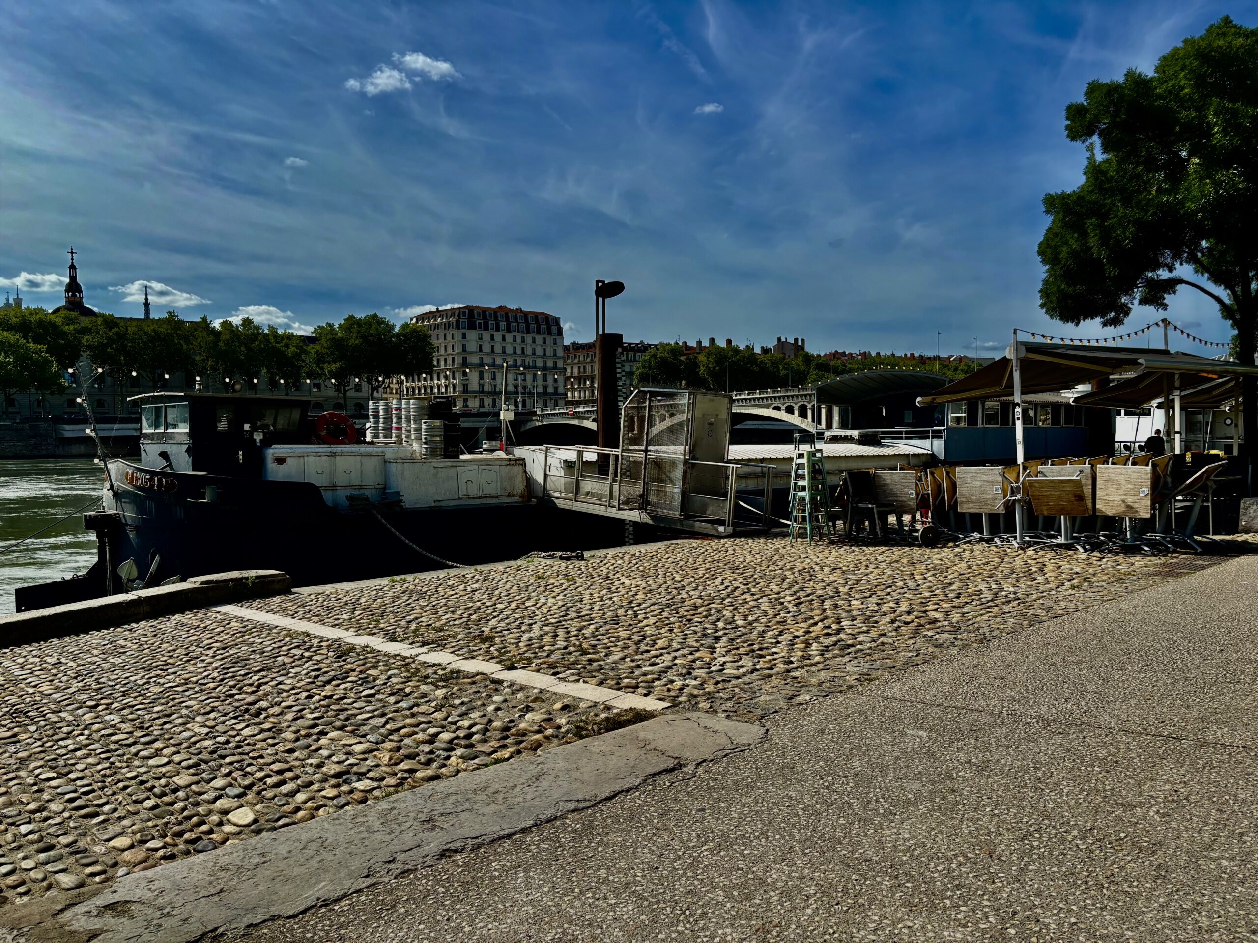 Photo montrant la péniche de La Marquise sur les quais du Rhône netre Bellecour et la Guillotière à Lyon.