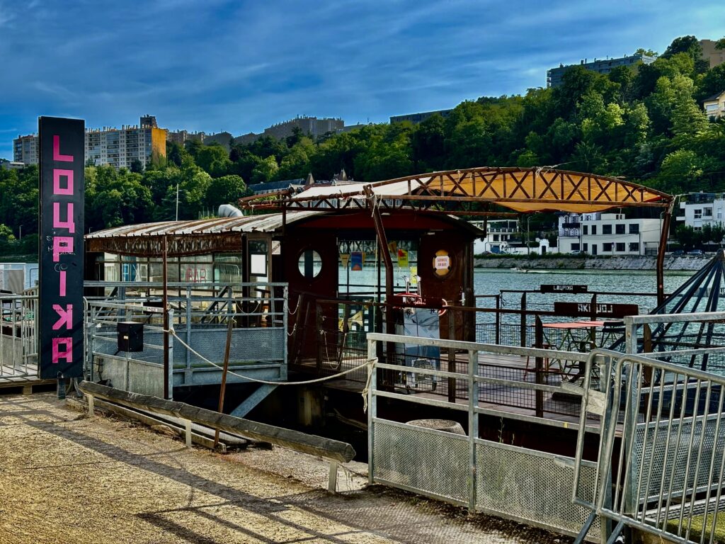 Photo montrant la péniche Loupika sur les quais de Saône dans le quartier de Confluence à Lyon