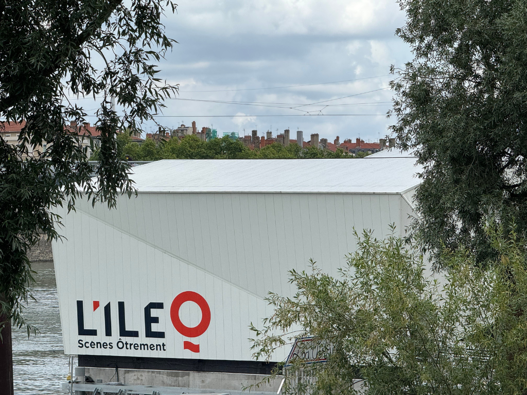 Devanture du théâtre l'Île Ô © Léna Poudevigne